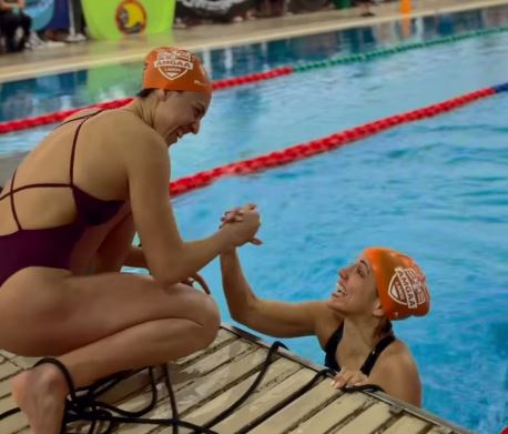 Dos participantes en la cuarta fecha del Torneo Nacional Indoor de Salvamento Acuático Deportivo 2025 de Argentina se felicitan tras la prueba de lanzamiento de soga. IMAGEN DE VÍDEO DEL INSTAGRAM DE LA FASA